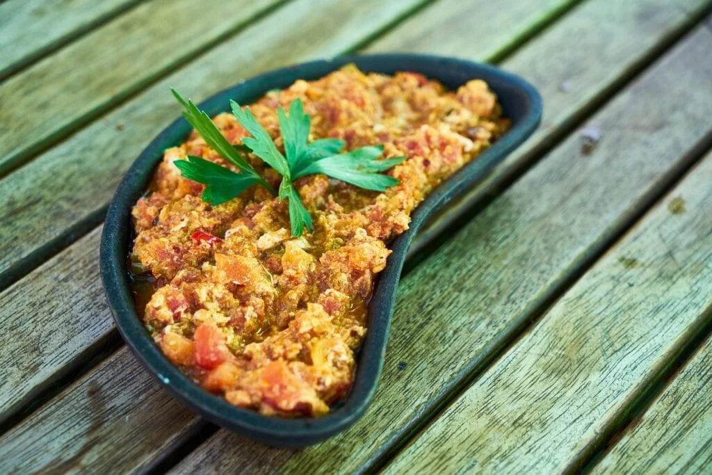 Menemen Turco con Verdure dell'Orto: Ricetta Originale 3 Menemen turco appena preparato con verdure fresche dell’orto e uova ancora morbide: un piatto semplice, profumato e perfetto per valorizzare i raccolti di stagione