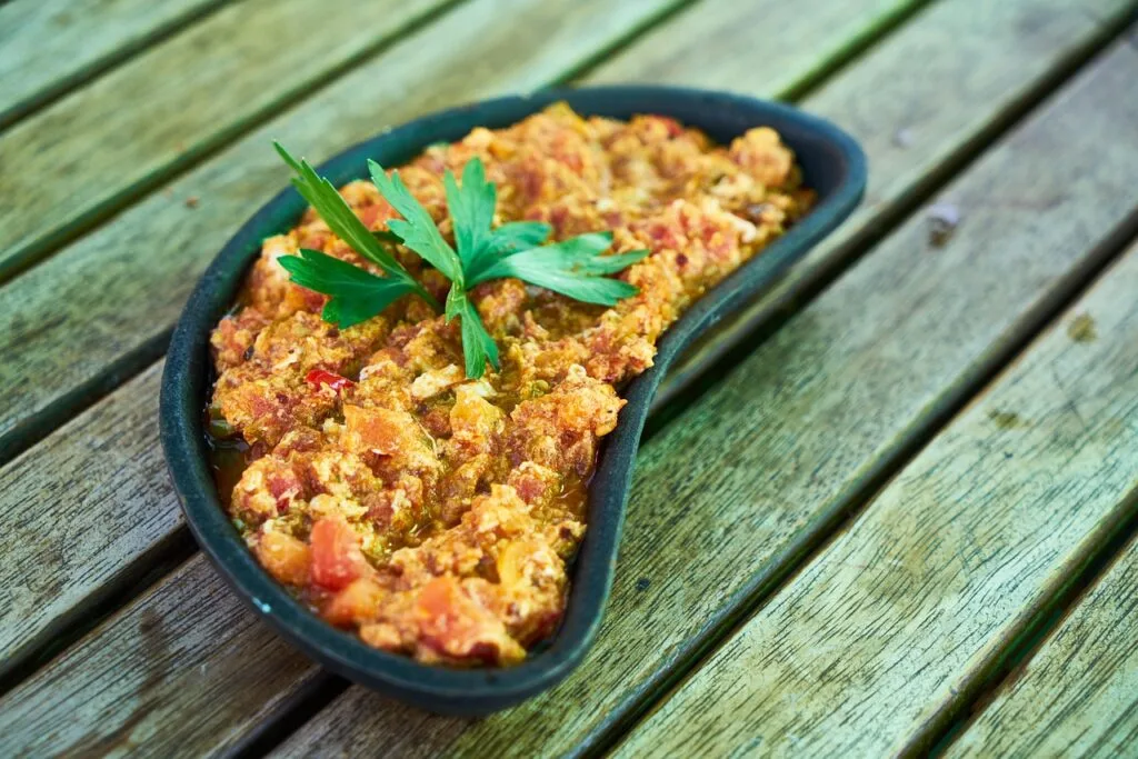 Menemen Turco con Verdure dell'Orto: Ricetta Originale 3 Menemen turco appena preparato con verdure fresche dell’orto e uova ancora morbide: un piatto semplice, profumato e perfetto per valorizzare i raccolti di stagione