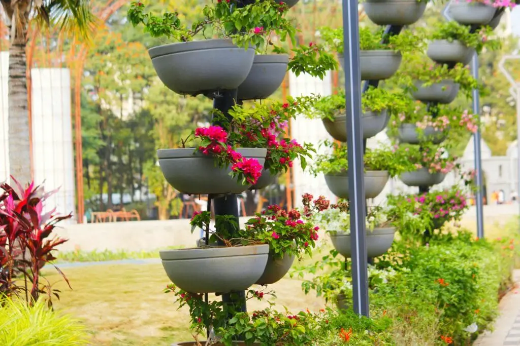 Come Progettare un Giardino da Zero Senza Esperienza 3 Giardino verticale fai da te con fioriere sovrapposte e piante fiorite