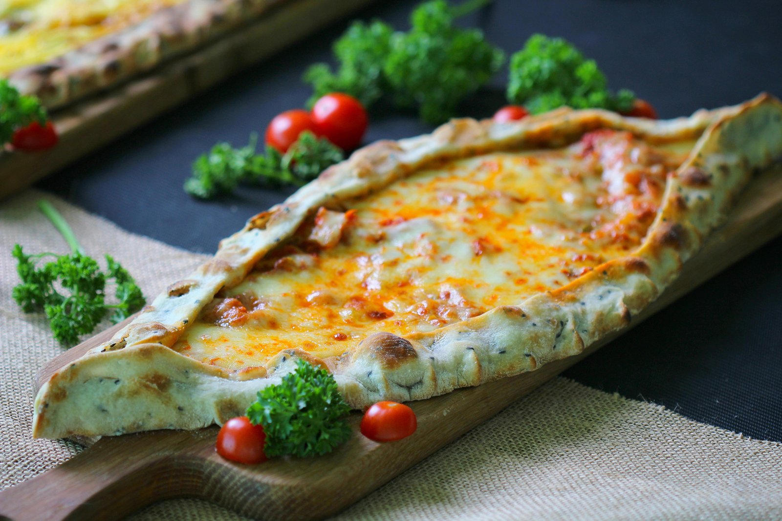 Pide al Formaggio: Ricetta Focaccia Turca Originale 2 ide al formaggio che ho farcito con mozzarella e prezzemolo del mio orto, servita con qualche pomodorino appena raccolto e prezzemolo fresco per una cena in famiglia.