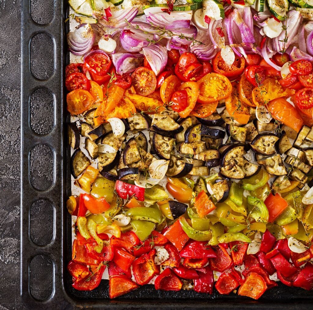 Saksuka Turca: Ricetta, Ingredienti, Varianti e Consigli 2 Verdure dell’orto appena tagliate – melanzane, peperoni, cipolla e pomodorini – pronte per essere arrostite in forno per la saksuka turca fatta in casa.
