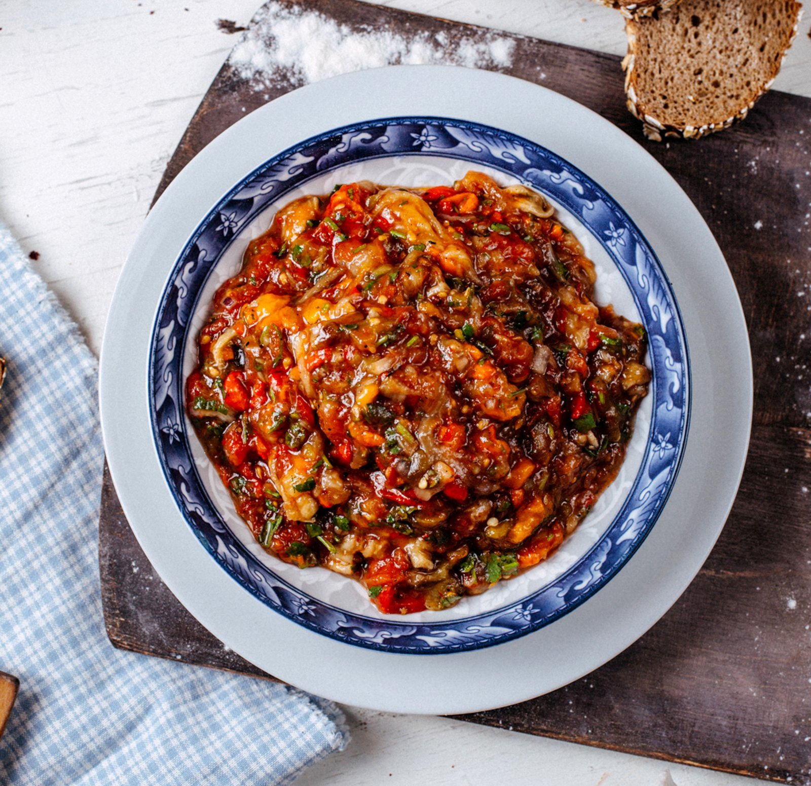 Saksuka Turca: Ricetta, Ingredienti, Varianti e Consigli 1 saksuka turca originale servita in ciotola rustica con verdure dell’orto e prezzemolo fresco