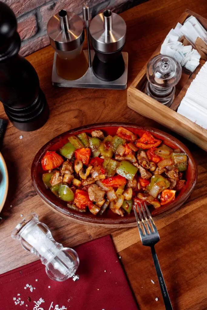 Saksuka Turca: Ricetta, Ingredienti, Varianti e Consigli 4 Versione casalinga della saksuka turca pronta da gustare, con verdure dell’orto in primo piano su tavolo di legno apparecchiato.