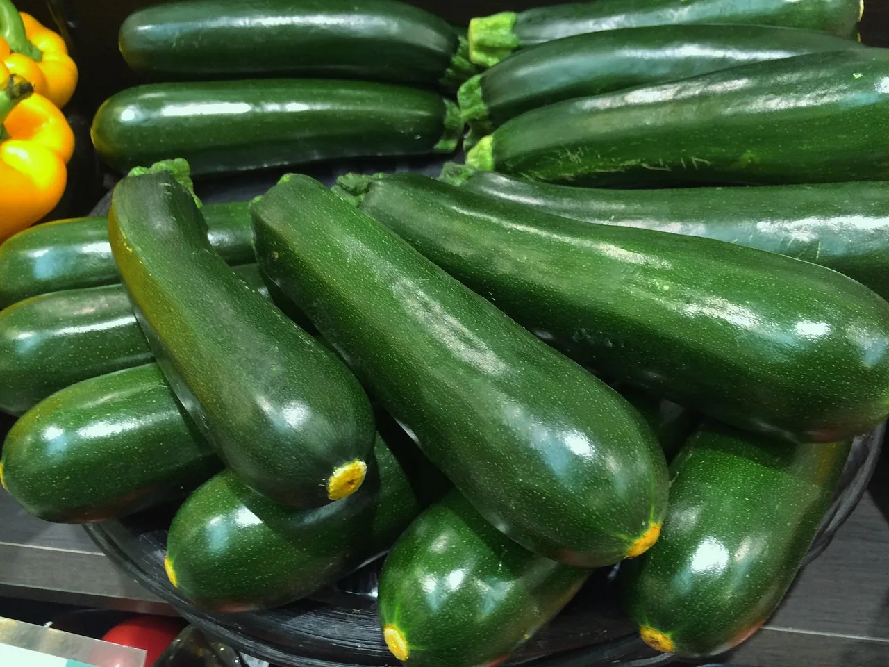 Primo piano di zucchine fresche, evidenziando i segni distintivi per riconoscere se sono ancora buone o iniziano a deteriorarsi.
