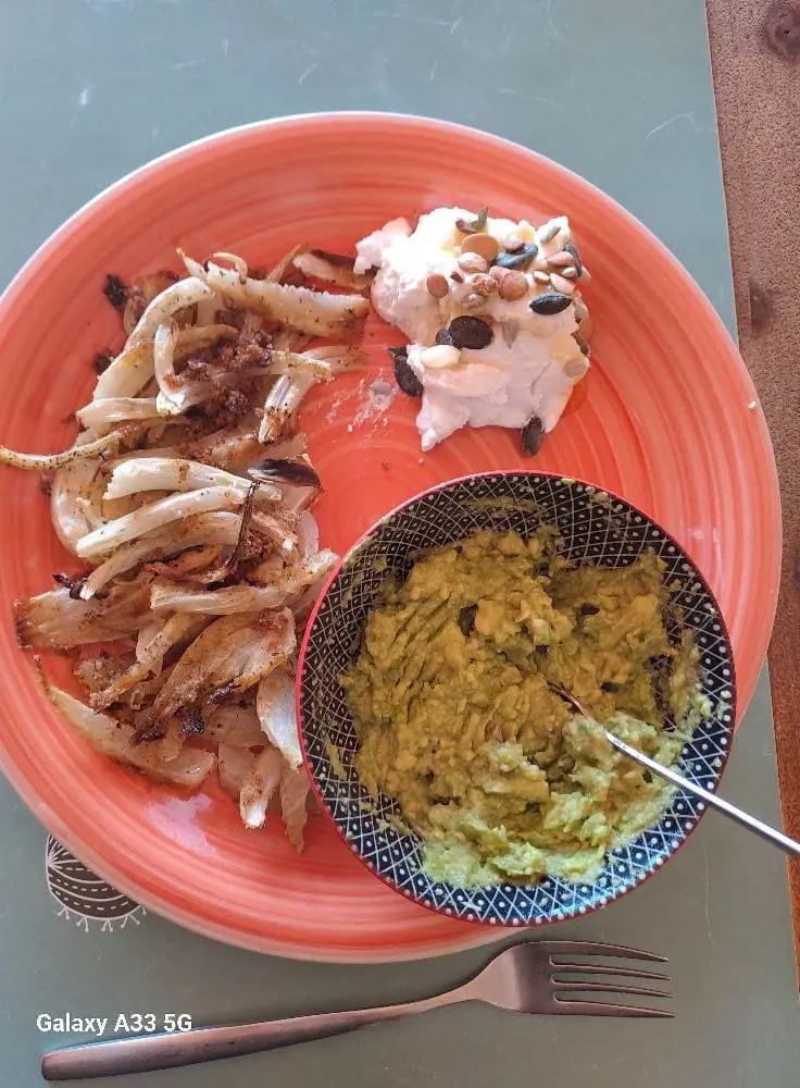 Ricetta Guacamole Messicano con Avocado e Ortaggi di Casa 4 Guacamole servito in ciotolina con cipolle grigliate e panna acida su piatto colorato