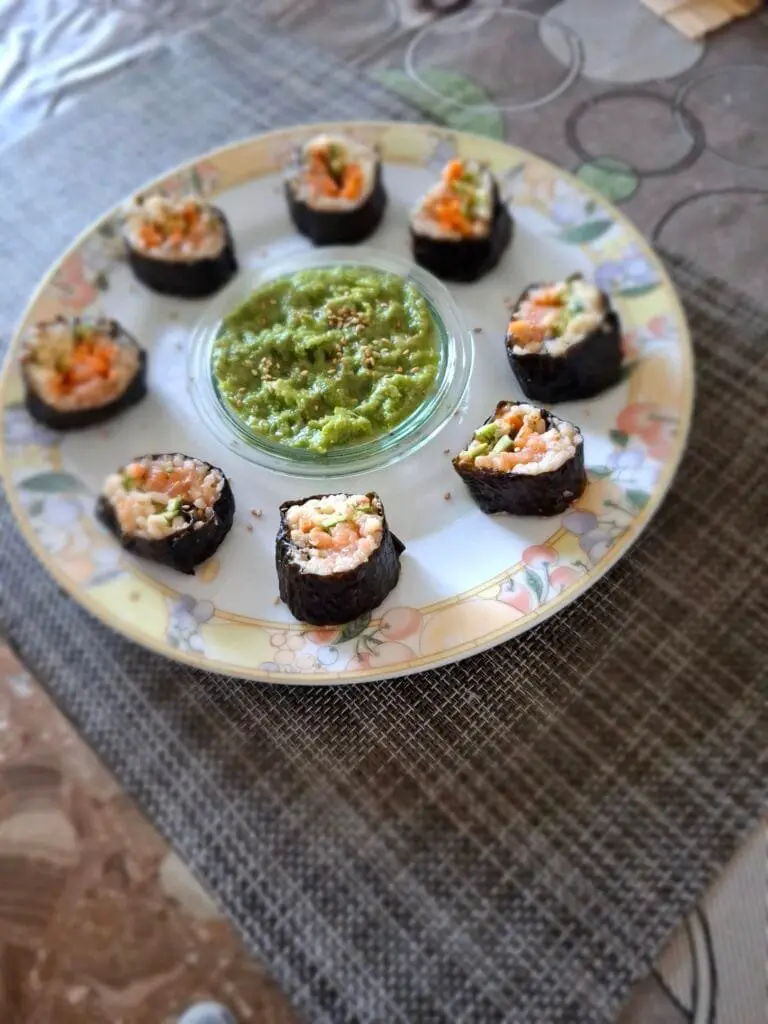 Ricetta Guacamole Messicano con Avocado e Ortaggi di Casa 5 Guacamole in ciotola con sushi di verdure su piatto decorato, idea per antipasto fusion
