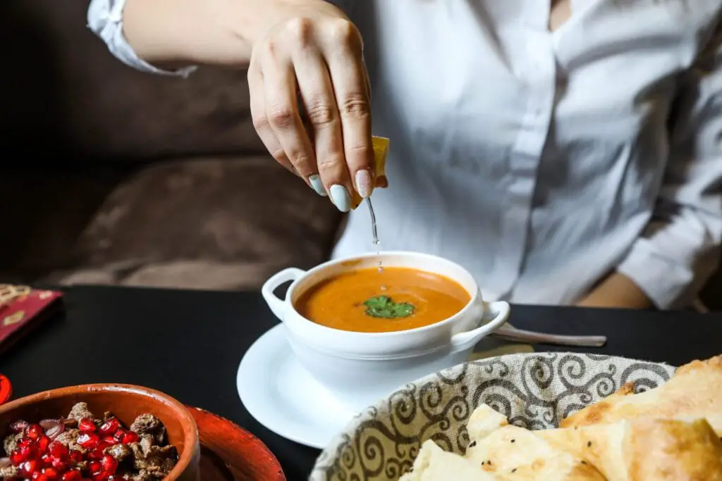 Corba Turca di Lenticchie Rosse: Ricetta Della Zuppa 3 Spruzzata di limone su zuppa turca di lenticchie rosse