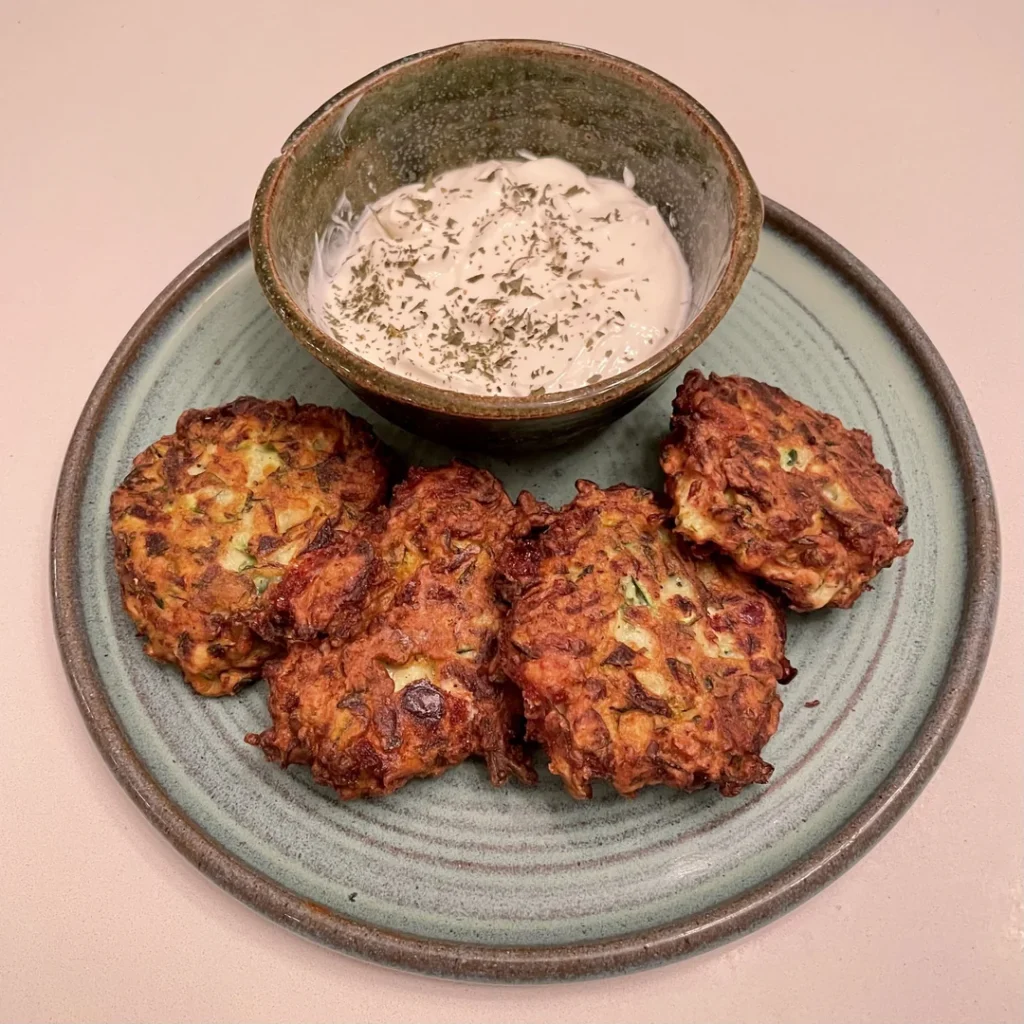 Mucver: Frittelle di Zucchina Turche Ricetta e Varianti 3 Mucver turche fatte in casa ben cotte e croccanti accompagnate da salsa allo yogurt e erbe aromatiche