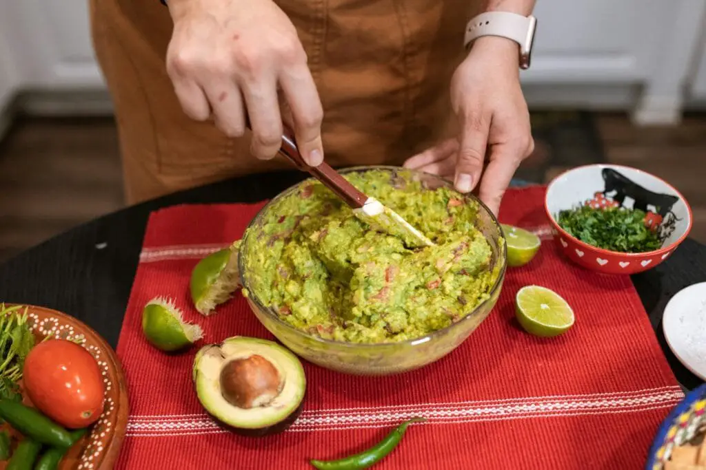 Ricetta Guacamole Messicano con Avocado e Ortaggi di Casa 2 preparazione del guacamole
