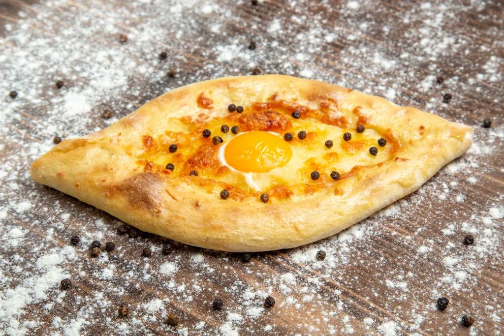 Pide al Formaggio: Ricetta Focaccia Turca Originale 4 Pide al formaggio con uovo al centro