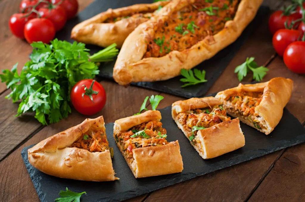 Pide Turca con Peperoni e Pomodori: Ricetta E Varianti 3 pide turca con vegetali