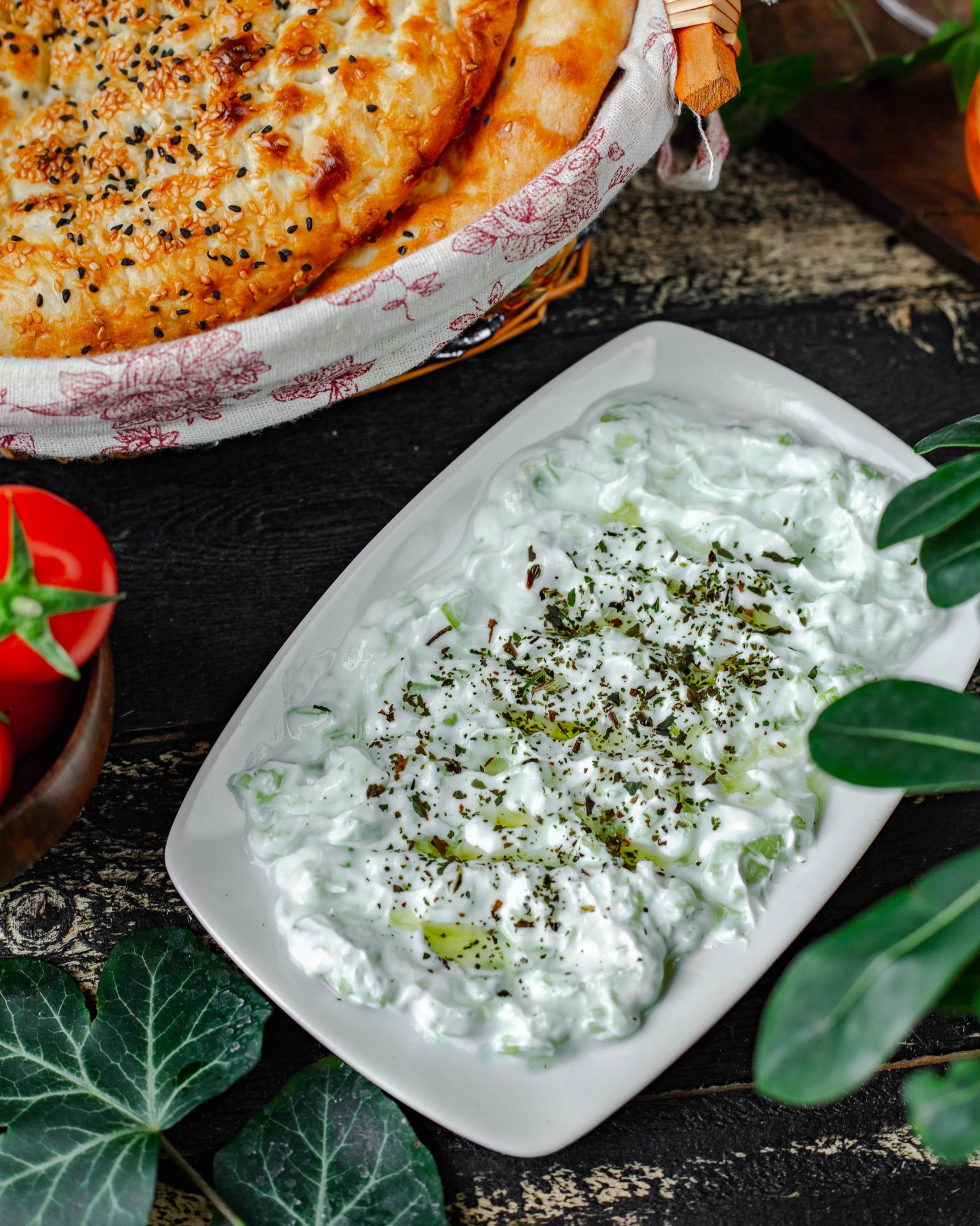 Salsa Yogurt per Borek: Ricetta, Varianti e Coltivazione 1 salsa yogurt per borek, con verdure fresche dell' orto